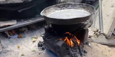 Gazzeliler mutfak tüpü yokluğunda yemek yapmak için çöpleri yakmak zorunda kalıyorlar