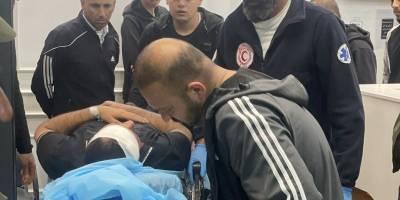 Yahudi işgalciler El-Halil’in güneyinde bir Filistinliyi ve çocuğunu yaraladı