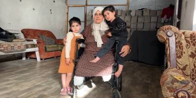 Filistinli nine, yetim kalan torunlarına bakmaya çalışıyor