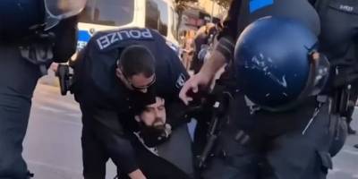 Almanya'da polisin şiddet uyguladığı göstericinin "Oğlumu İsrail öldürdü" diye tepki göstermesi kamerada