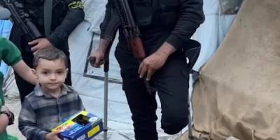 Gazze’de bayram sabahı: Kudüs Tugayları çocuklara hediye ve ikramlarda bulundu