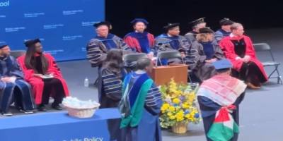 Kaliforniya'da öğrencinin elindeki Filistin bayrağı sebebiyle diploması verilmedi