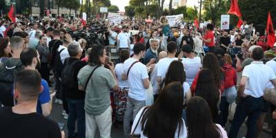 Arnavutluk'taki gösteriler 16. gününde sürüyor