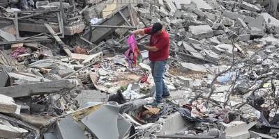 Katil İsrail’in harabeye çevirdiği Nebatiye'de aileler anılarını kurtarmaya çalışıyor