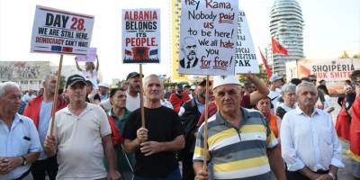 Arnavutluk'ta Zvernec'teki turizm projesine karşı gösteriler sürüyor