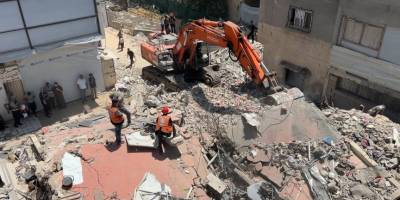 Gazze'de enkaz altındaki 8 bin 500 kayıp cenazeyi bulmak için tek iş makinasıyla çalışılıyor