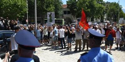 Arnavutluk'ta turizm projelerine karşı Meclis binası önünde gösteri düzenlendi