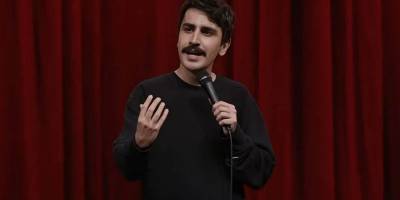 Mizah fakiri Deniz Göktaş havaalanında gözaltına alındı