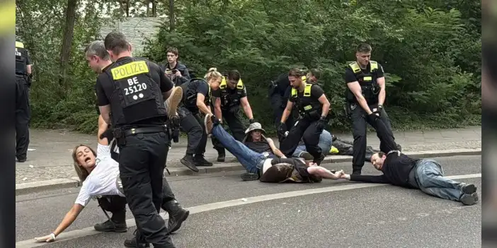 Berlin'de, İsrail'e mühimmat üreten Rheinmetall'ı protesto eden aktivistlere polisten sert müdahale