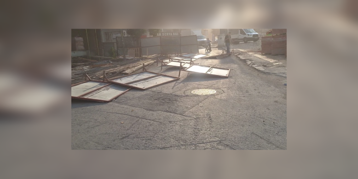 İstanbul ve çevre illerde şiddetli fırtına: Çatılar uçtu, ağaçlar devrildi