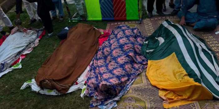 Pakistan güçleri Keşmir'de en az 30 protestocuyu katletti