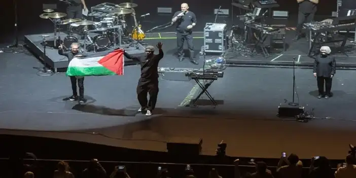 Massive Attack üyeleri Filistin Bayrağı açtığı için gözaltına alındı