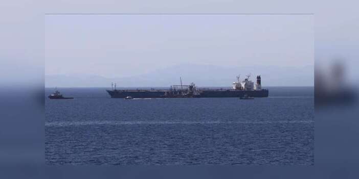 Umman açıklarında bir kargo gemisi tanımlanamayan mühimmatla hedef alındı