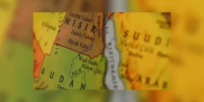Kızıldeniz'de saldırıya uğrayan bir yük gemisi battı