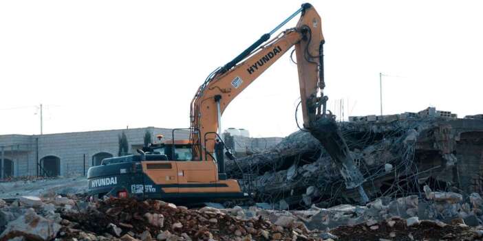 İşgalci İsrail, Batı Şeria'da Filistinlilere ait 26 binayı yıkıyor
