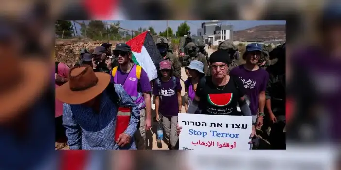 Bir grup aktivist, siyonistlerin Batı Şeria'da Filistinlilere ait 3 eve yönelik kuşatmasını kırmaya çalışıyor