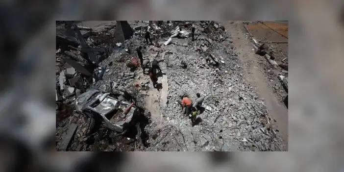Gazze'de İsrail'in yıktığı evlerin enkazından 21 Filistinlinin naaş ve kalıntıları çıkarıldı