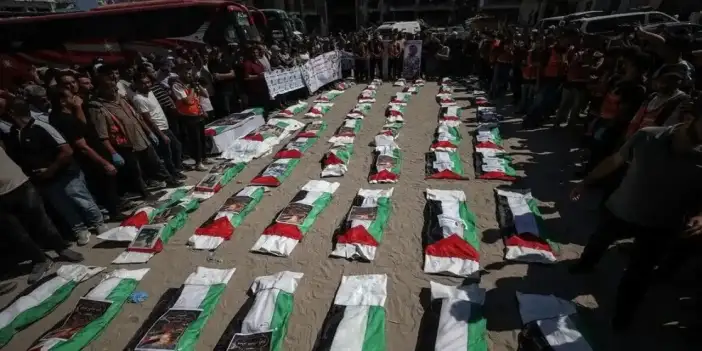 Katil İsrail'in katlettiği ve enkazdan çıkarılan 50 Filistinlinin naaşı toprağa verildi