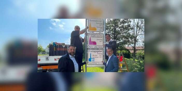 Almanya’da bir belediye ilk kez camiye yönlendirme ve namaz vakitleri tabelası astı
