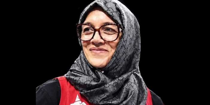 Eski voleybolcu Aysun Özbek'in başörtüsü, battı rezilin gözüne…