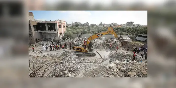 İsrail'in Gazze'de 3 yıl önce hedef aldığı binadaki 150 kişinin naaşı tek iş makinesiyle aranıyor