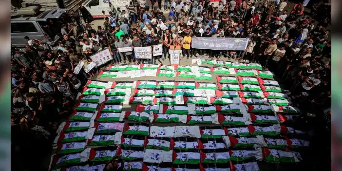 Gazze'de 70'i çocuk 100 kişinin naaşı enkaz altından çıkarılıp defnedildi