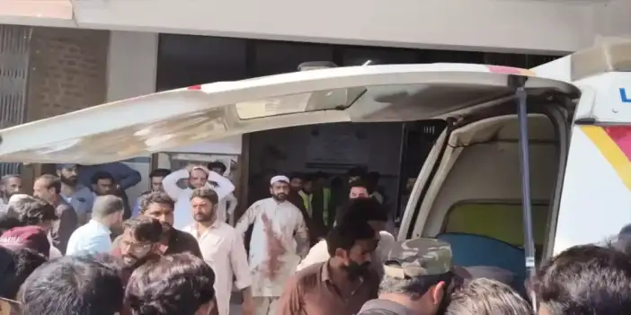 Pakistan'da cami yakınındaki patlamalarda hayatını kaybedenlerin sayısı 23'e yükseldi