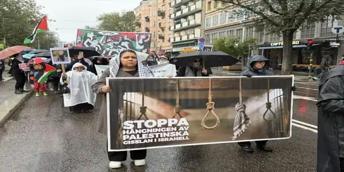 İsrail'in Gazze'de 3 yıldır sürdürdüğü soykırım İsveç'te protesto edildi