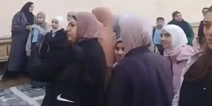 Azerbaycan'da okulun ilk günü başörtülü öğrenciler kapıdan çevrildi