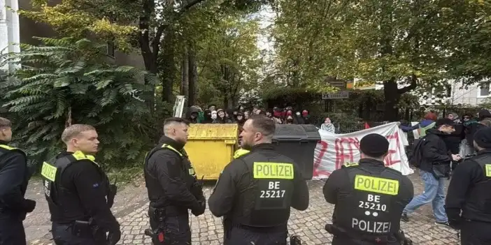 Berlin’de öğrenciler Fransa’daki öğrencilerle dayanışma için üç okulun önünde gösteri yaptı