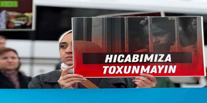 Azerbaycan'daki başörtüsü yasakları Ankara'da protesto edildi