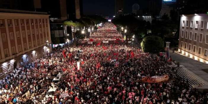 Arnanutluk’taki protestolar üzerine...