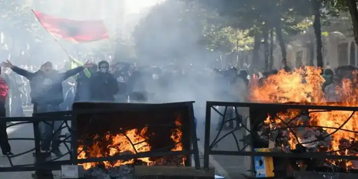 Arnavutluk'ta öğrencilerin eğitim koşullarının iyileştirilmesi talebiyle düzenlediği protestolar sürüyor