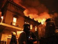 Atina Ateşe Verildi, Mecliste Deprem