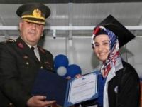 Komutandan Başörtülü Öğrenciye Diploma