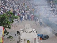 Bangladeşte Polis Vurdukça İsyan Büyüyor