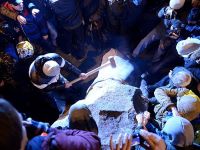 Göstericiler Lenin'in Heykelini Parçaladı