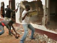 Orta Afrika'da Camileri Yağmalayıp Yıkıyorlar