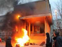 Eylemciler Cumhurbaşkanlığı Binasını Ateşe Verdi
