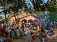 Cami Avlusuna Kurdukları Kampta Yaşıyorlar