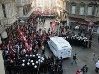 CHP'liler Oy Sayım Merkezlerinin Önünde Toplandı