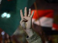 Mısır'da Rabia İşareti Yapan Liselilere Gözaltı