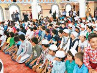 İzmir'de Yüzlerce Minik Hep Birlikte Namaza Başladı