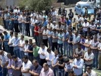 Yaş Sınırlamasıına Sokaklarda Namaz Kılarak Protesto