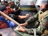 Oruçlu Türkistanlılara Zorla Su İçiriyorlar!