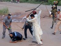 Pakistan'da Göstericiler Polisi Püskürttü (FOTO)
