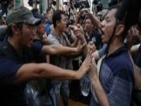 Hong Kong'da Karşıt Gruplar Çatıştı