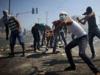 Kudüslü Gençler Siyonistlerle Çatışıyor: 37 Yaralı