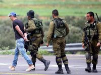Siyonistler 2 Filistinliyi Gözaltına Aldı