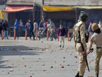 Hindistan Polisi, Keşmir'de Göstericilere Ateş Açtı